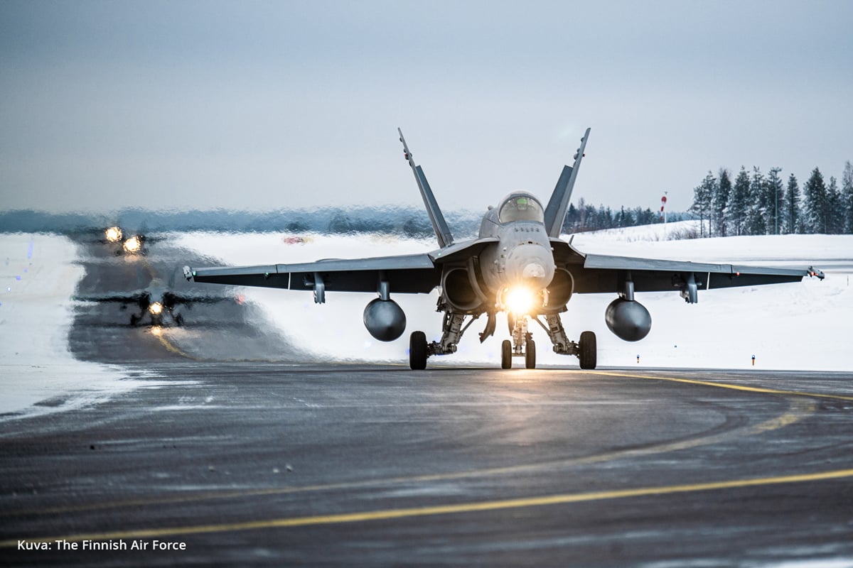 Hävittäjäkoneita kiitotiellä.