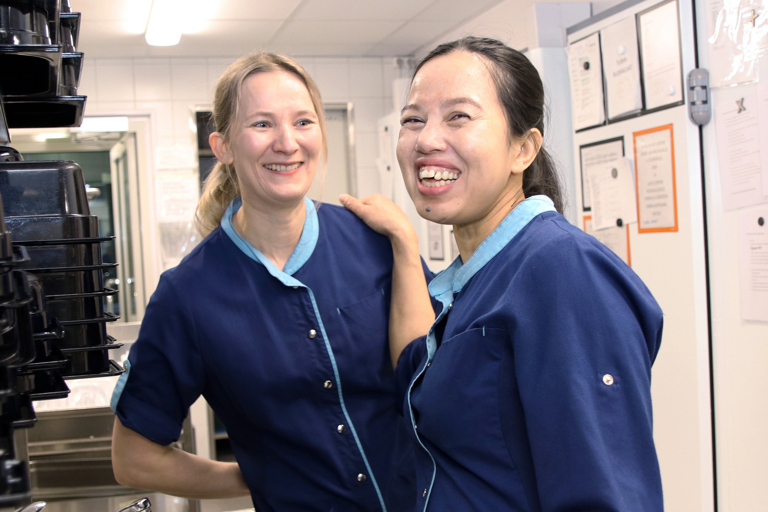 Kuvassa kaksi Kylän kattauksen työntekijää.