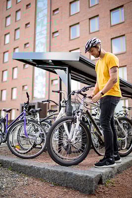 Kangas mies ottaa pyörää parkista