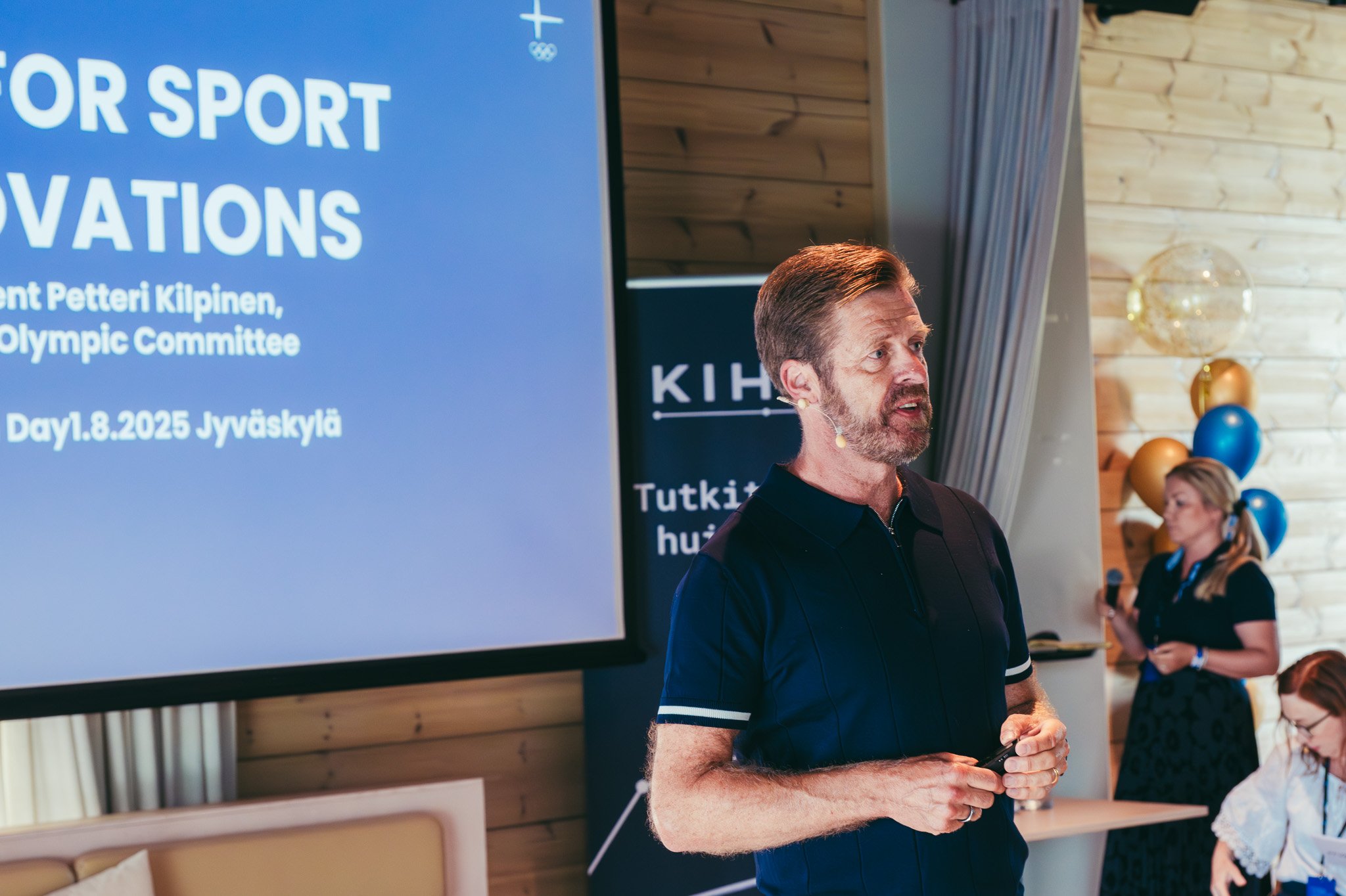 Suomen olympiakomitean puheenjohtaja esiintymässä.