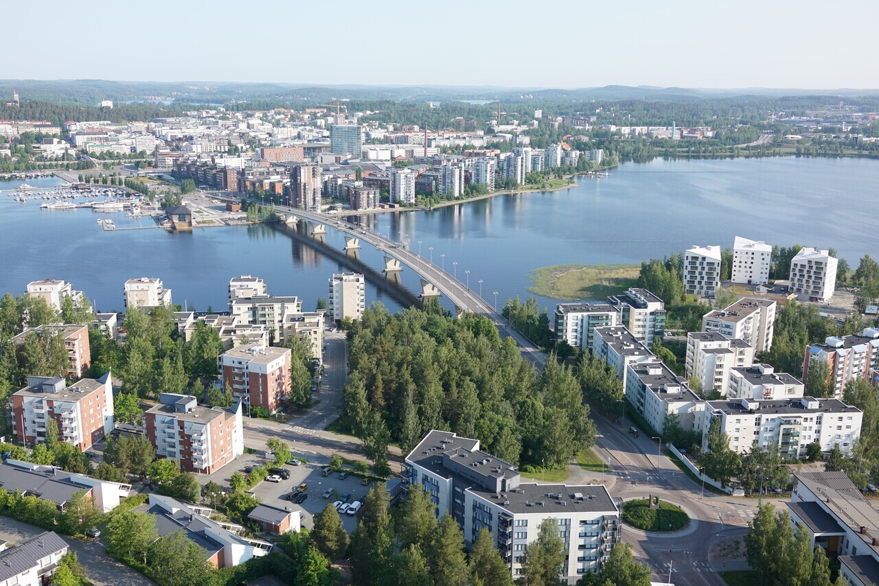 Ilmakuva Jyväsjärven yltä kohti kaupungin keskustaa.