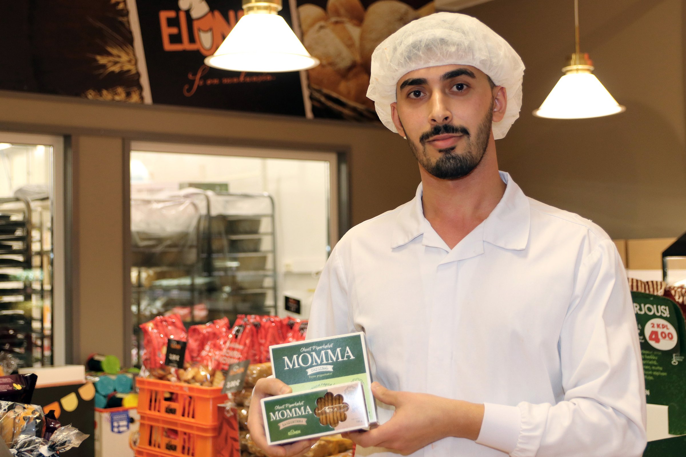 Hussein Al-Kaabi muutti Irakista Suomeen vuonna 2019 ja sai Eloselta työpaikan 2020. Hän valmistui äskettäin oppisopimuksella leipuri-kondiittoriksi Ammattiopisto Gradiasta. 