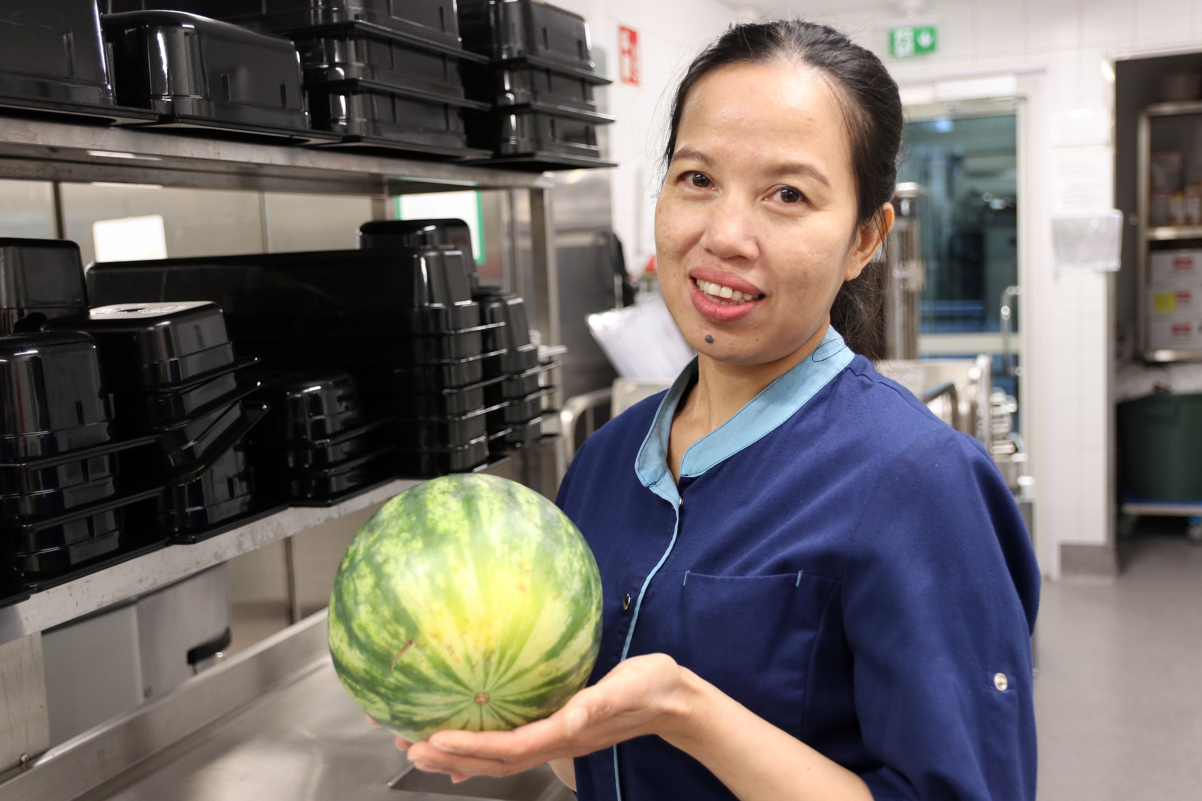 ”Opin joka päivä töissä uusia sanoja”, kertoo Kylän kattauksen ruokapalvelutyöntekijä San Wai Khin. Hän on muuttanut Suomeen Myanmarista vuonna 2015.