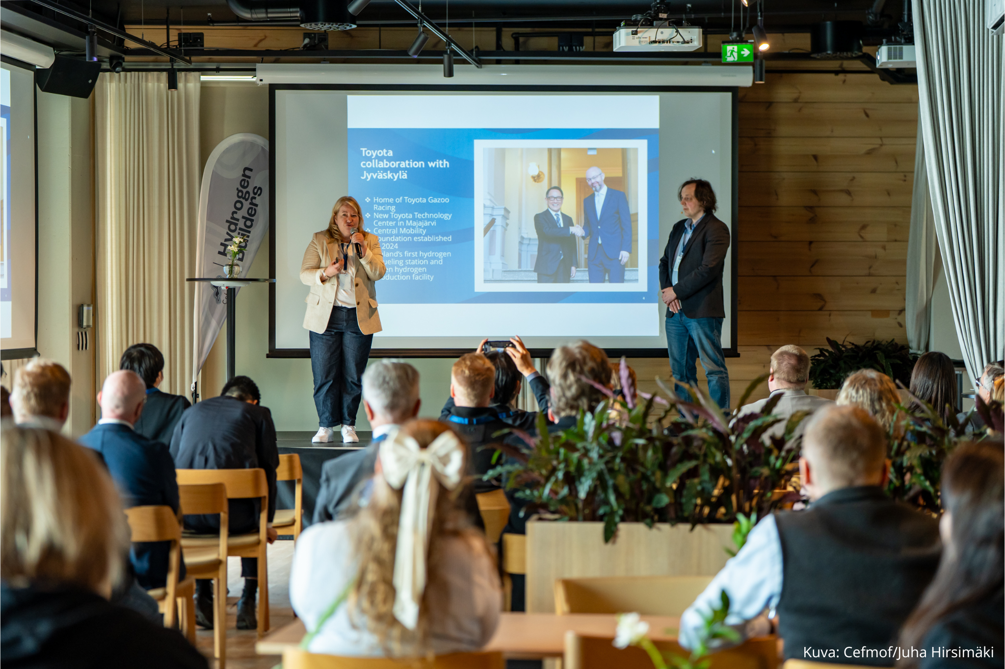 Yleisö seuraamassa Jyväskylän kaupungin esitystä vetytapahtumassa.