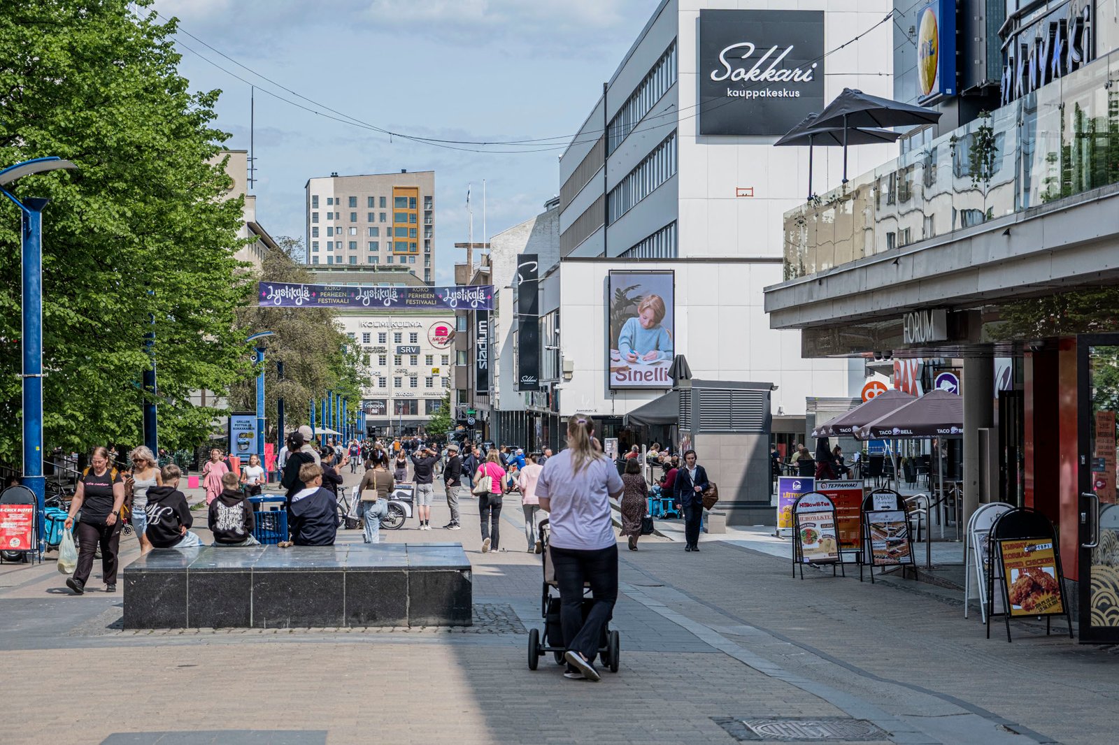 Jyväskylän keskustassa riittää liikettä – tapahtumat ja sesongit näkyvät selvästi Kompassin alueella