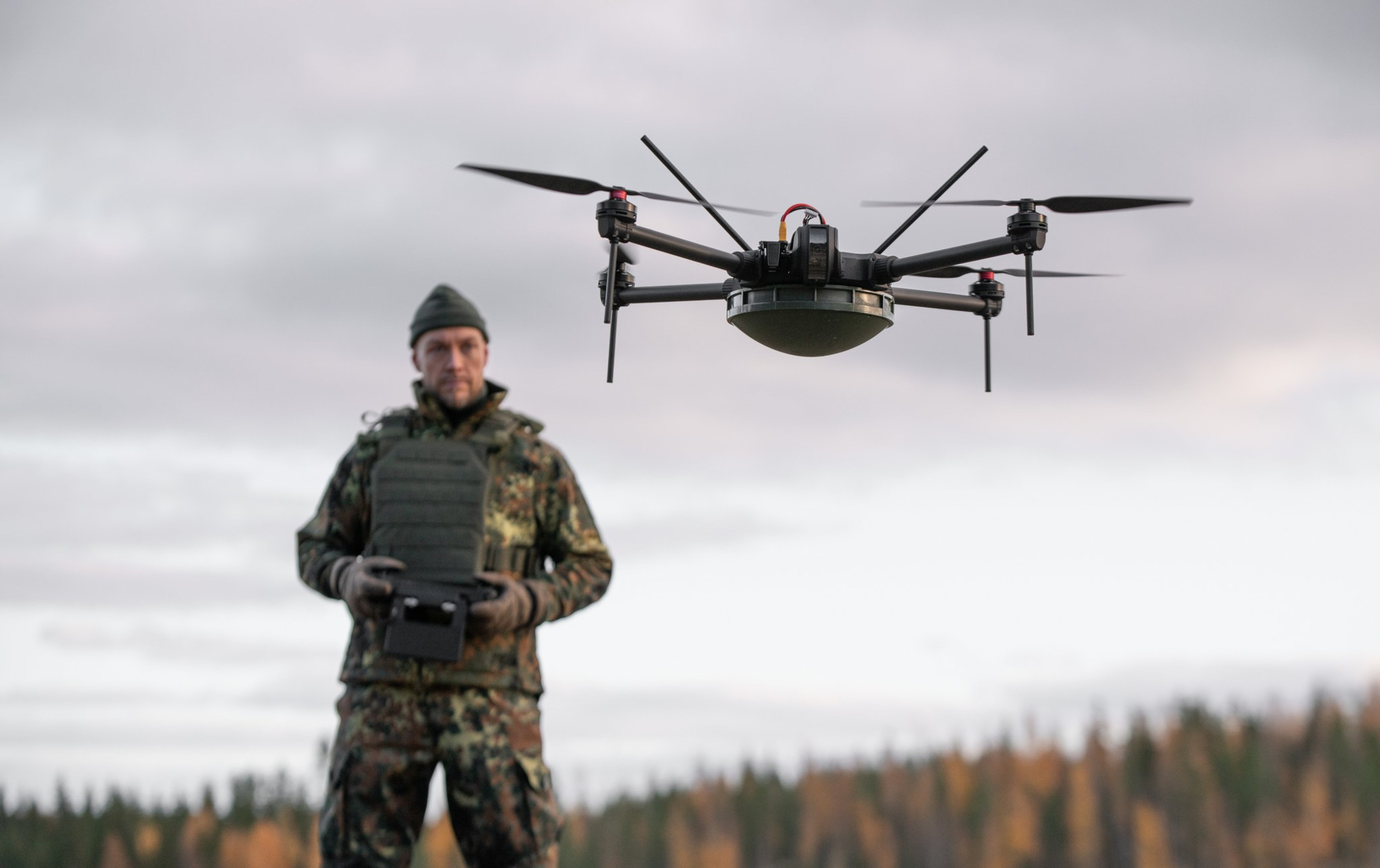 Sotilas lennättämässä dronea