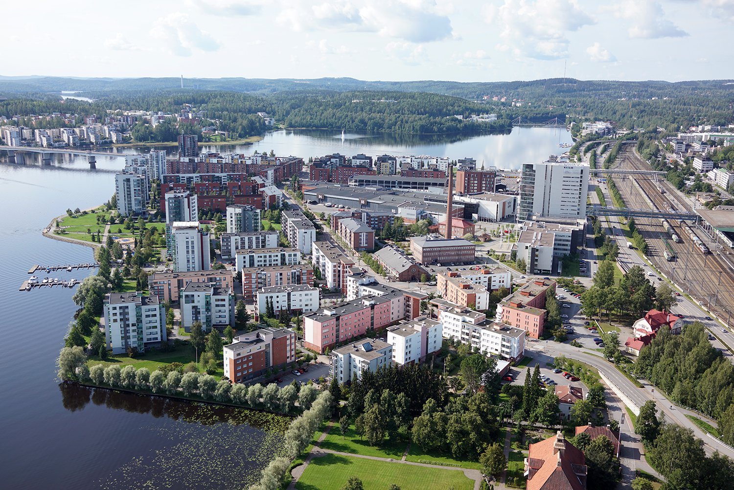 韋斯屈萊（Jyväskylä）位於派延奈湖（Päijänne）的北岸，是芬蘭中芬蘭區的一座城市，為中芬蘭區及芬蘭湖區最大的城市，芬蘭民族史詩《卡勒瓦拉》（Kalevala）的編纂者埃利亞斯·倫羅特（Elias Lönnrot）稱該市為「芬蘭的雅典」，這個暱稱的源自于韋斯屈萊作為芬蘭教育中心的地位